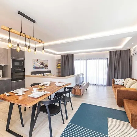 5 Bedroom Cozy Home In Okrug Donji *