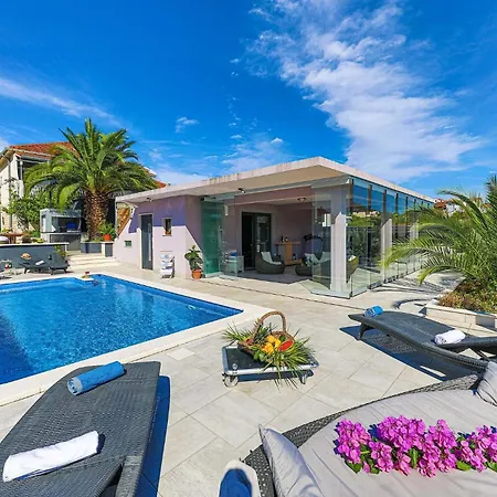 5 Bedroom Cozy Home In Okrug Donji Holiday home *