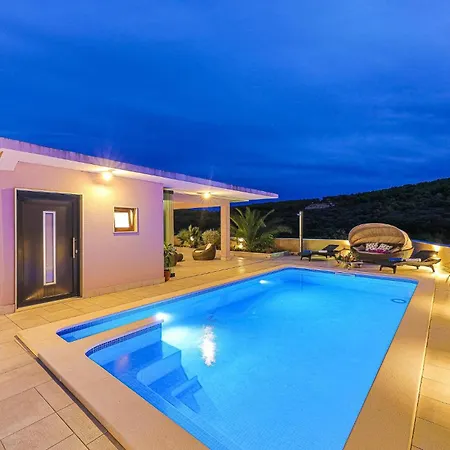 5 Bedroom Cozy Home In Okrug Donji *