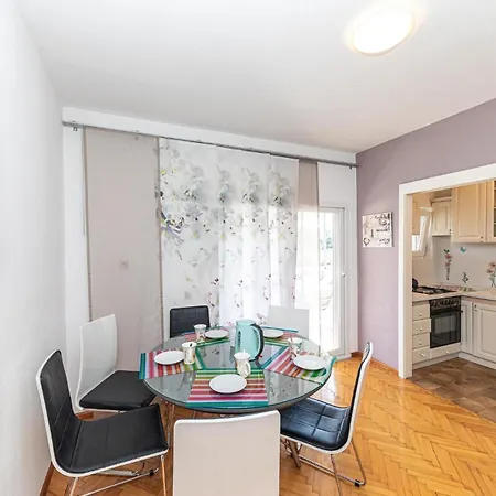 5 Bedroom Cozy Home In Okrug Donji Donji Okrug (Ciovo)