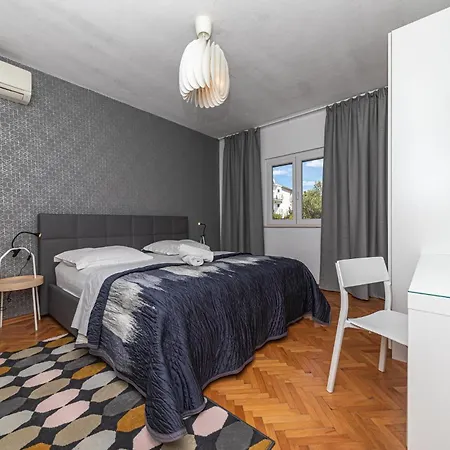 5 Bedroom Cozy Home In Okrug Donji Holiday home Donji Okrug (Ciovo)