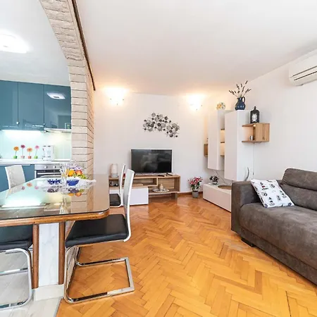 5 Bedroom Cozy Home In Okrug Donji *