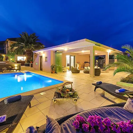 Holiday home 5 Bedroom Cozy Home In Okrug Donji *