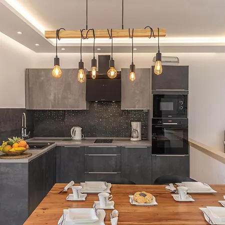 Holiday home 5 Bedroom Cozy Home In Okrug Donji *