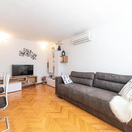 Holiday home 5 Bedroom Cozy Home In Okrug Donji Donji Okrug (Ciovo)