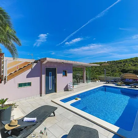 5 Bedroom Cozy Home In Okrug Donji *