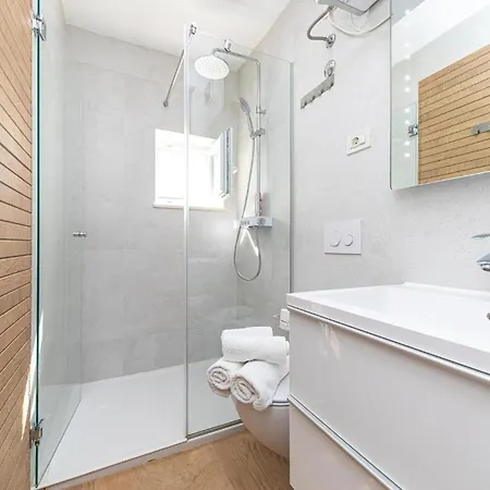 5 Bedroom Cozy Home In Okrug Donji Donji Okrug (Ciovo)