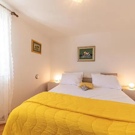 Holiday home 5 Bedroom Cozy Home In Okrug Donji *