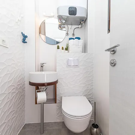 5 Bedroom Cozy Home In Okrug Donji *