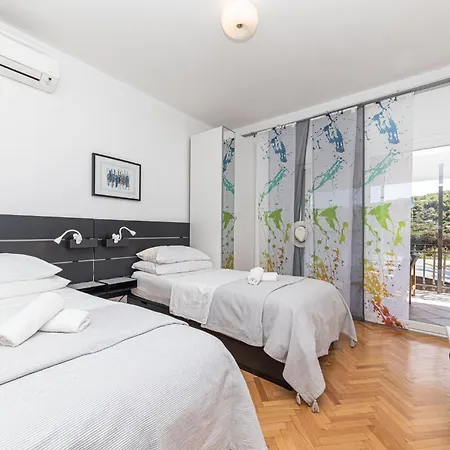 Holiday home 5 Bedroom Cozy Home In Okrug Donji