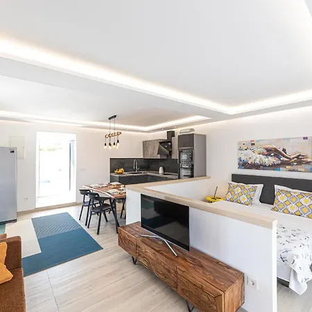 Holiday home 5 Bedroom Cozy Home In Okrug Donji *
