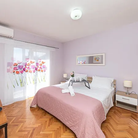 5 Bedroom Cozy Home In Okrug Donji Holiday home Donji Okrug (Ciovo)