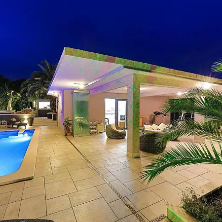 5 Bedroom Cozy Home In Okrug Donji *