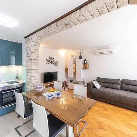 5 Bedroom Cozy Home In Okrug Donji