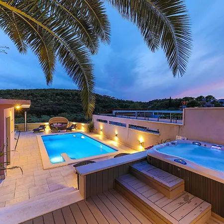 5 Bedroom Cozy Home In Okrug Donji Holiday home *