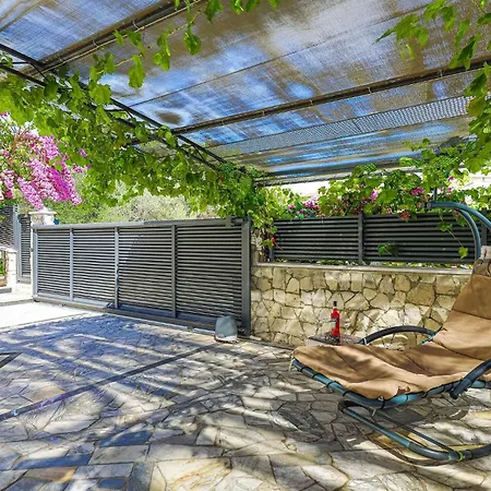 5 Bedroom Cozy Home In Okrug Donji Holiday home Donji Okrug (Ciovo)