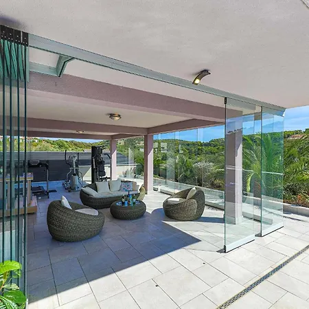 5 Bedroom Cozy Home In Okrug Donji *