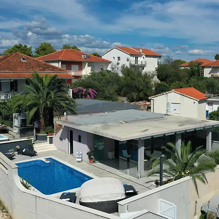 Holiday home 5 Bedroom Cozy Home In Okrug Donji