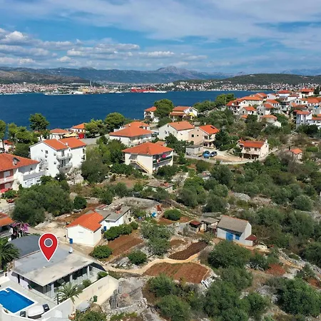 5 Bedroom Cozy Home In Okrug Donji Holiday home *