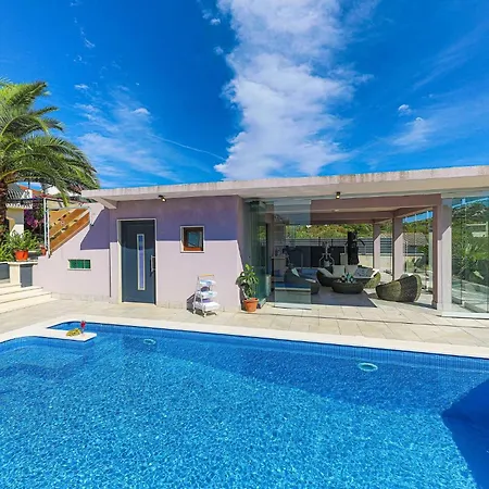 5 Bedroom Cozy Home In Okrug Donji *