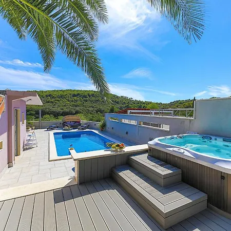 Holiday home 5 Bedroom Cozy Home In Okrug Donji