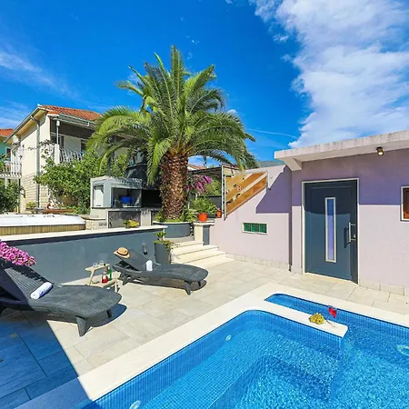 Holiday home 5 Bedroom Cozy Home In Okrug Donji Donji Okrug (Ciovo)