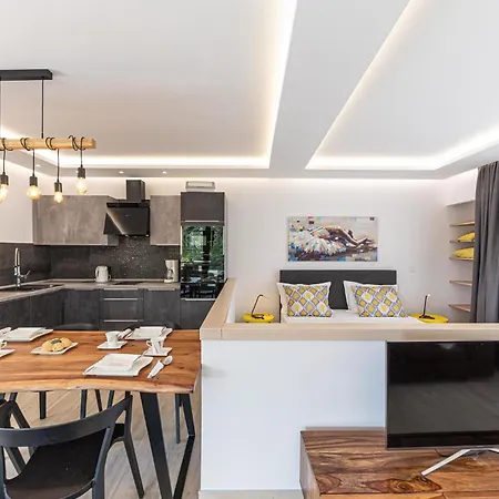 5 Bedroom Cozy In Okrug Donji Tatil Evi